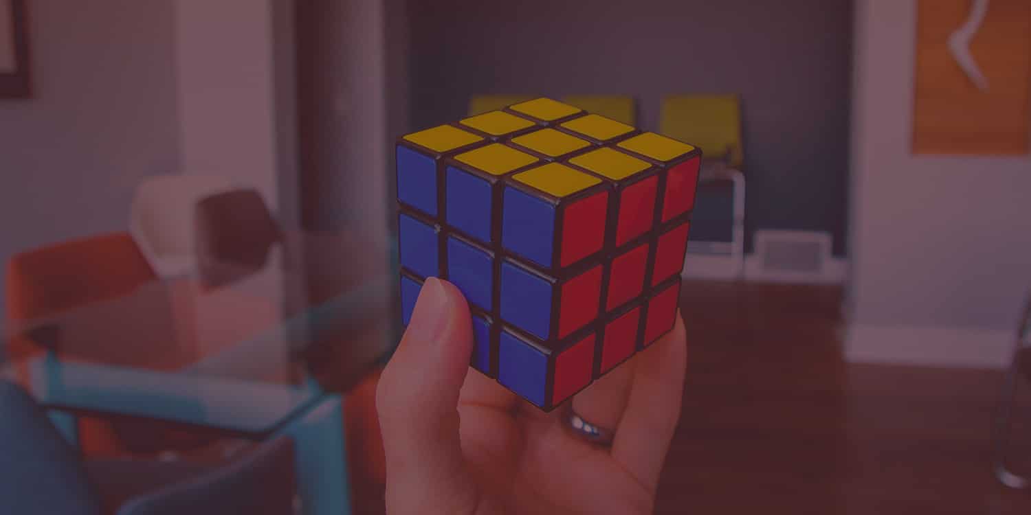 Hand håller i Rubiks kub