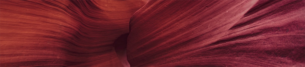 Abstrakt bild på rött berg